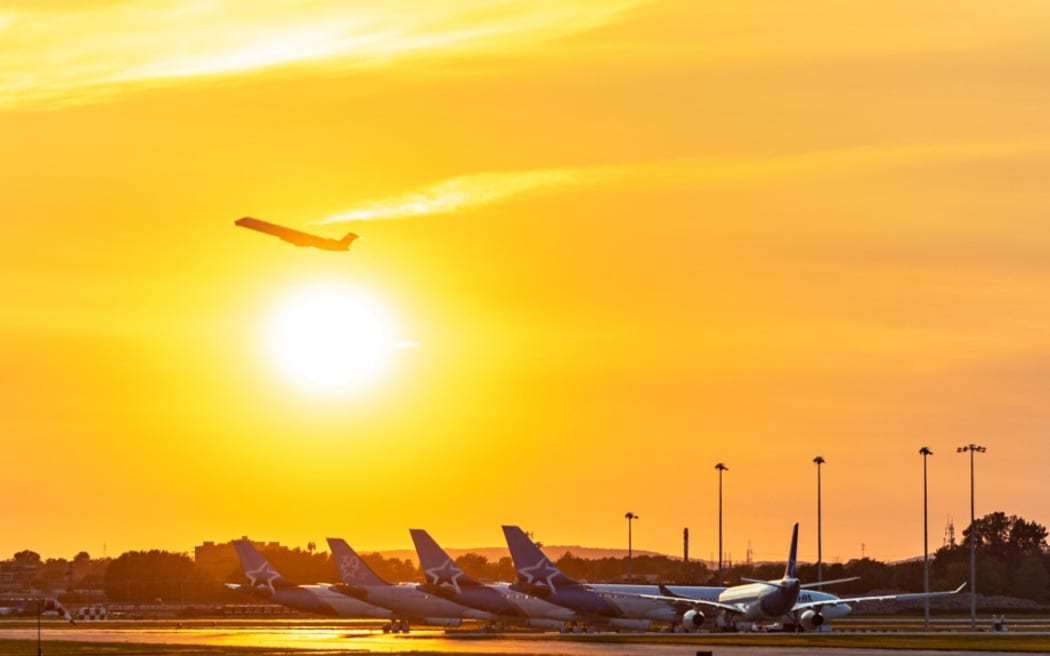 An airplane takes off at sunset. September 6, 2020, Montreal, Canada.
Un avion decolle au coucher du soleil. 6 septembre 2020, Montreal, Canada.
