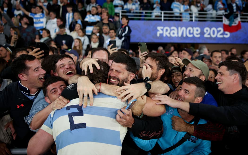 Julian Montoya, da Argentina, abraça a multidão em tempo integral após a partida da Copa do Mundo de Rúgbi França 2023 entre Argentina e Samoa (Foto de Adam Pretty - World Rugby/World Rugby via Getty Images)