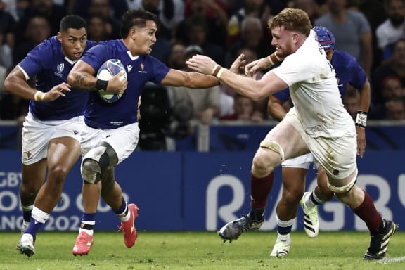 Samoa's scrum-half Melani Matavao (2ndL) runs with the ball past England's lock Ollie Chessum during the France 2023 Rugby World Cup Pool D match between England and Samoa at the Stade Pierre-Mauroy in Villeneuve-d'Ascq, near Lille, northern France on October 7, 2023. (Photo by Sameer Al-Doumy / AFP)