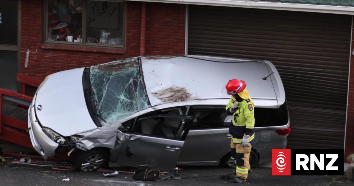 Car hits house in Auckland's Stanmore Bay