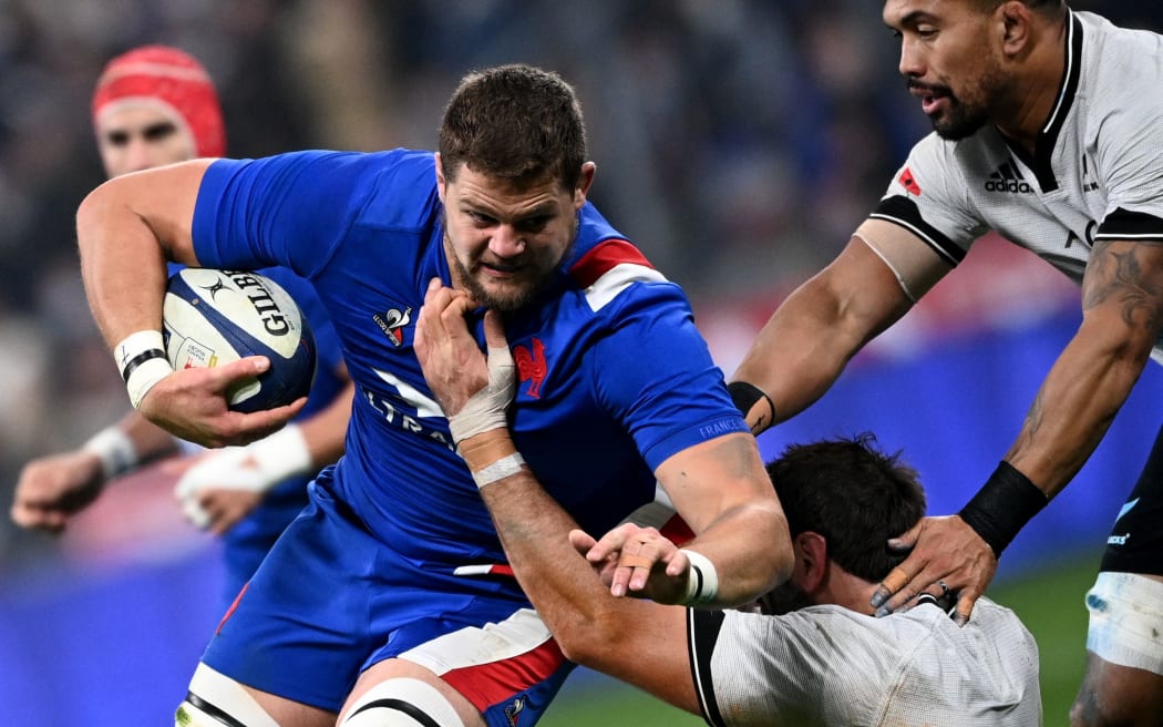 France's lock Paul Willemse (L) is challenged during the Autumn Nations Series rugby union match between France and New Zealand at the Stade de France in Saint-Denis, near Paris, on November 20, 2021. (Photo by Anne-Christine POUJOULAT / AFP)