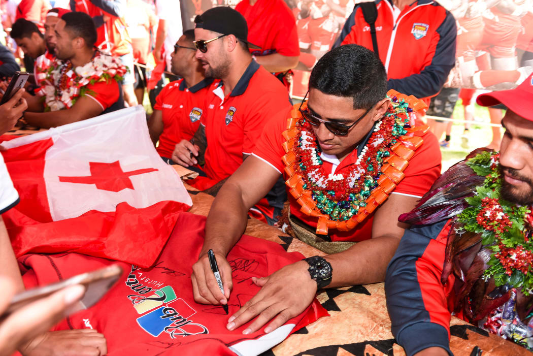Tonga's Jason Taumalolo signing autographs during the 2017 World Cup.