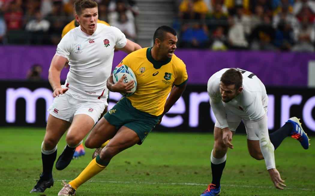England's fly-half Owen Farrell (L) and England's full back Elliot Daly try to tackle Australia's full back Kurtley Beale (C) during the Japan 2019 Rugby World Cup quarter-final match between England and Australia at the Oita Stadium in Oita on October 19, 2019. (Photo by GABRIEL BOUYS / AFP)