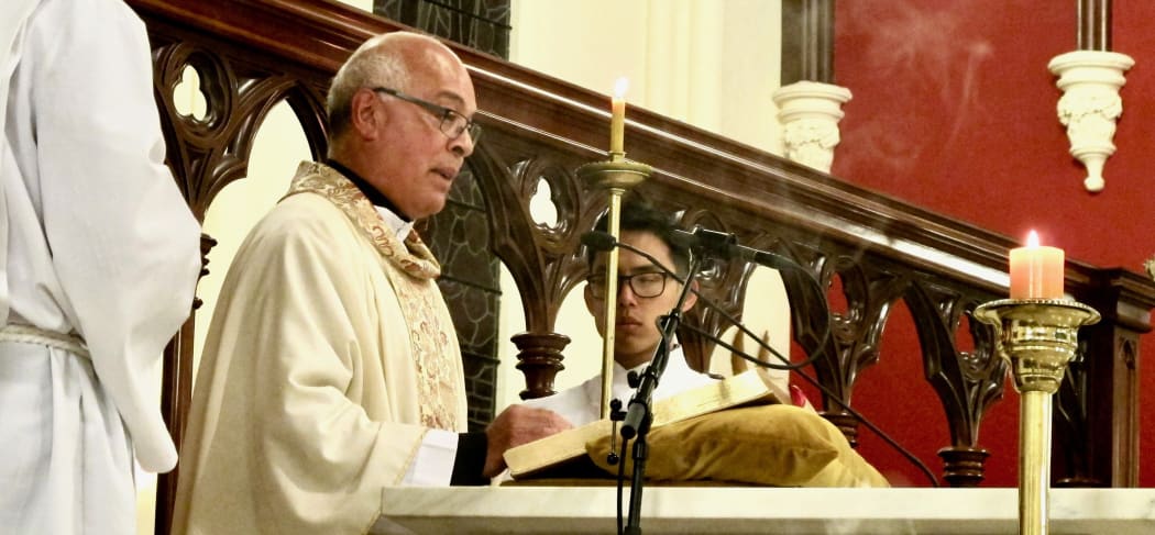 Pa Peter Tipene reads the Gospel