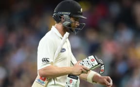 Kane Williamson heads back to the dressing room during day 2 of the 3rd test (pink ball) against Australia.
