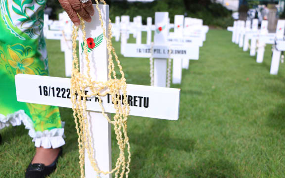 An ei (necklace) of yellow shells is hung around a cross for Private Apu Tepuretu who was one of 45 Cook Island men who first enlisted to serve in the First World War. The total number of volunteers from the Cook Islands would eventually reach 500.
