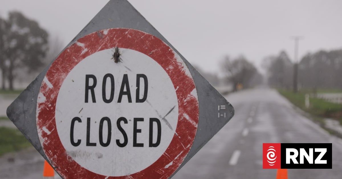 SH1 closed at Hunterville after crash