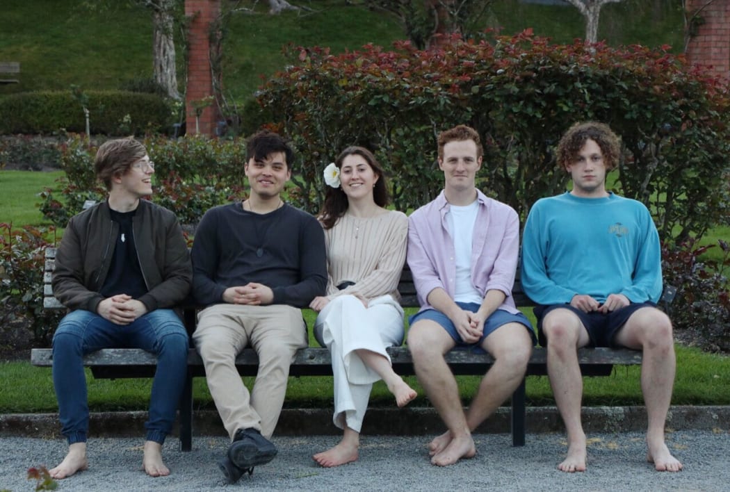 Corduroy. - Simon Kenrick (keys) Dean Gibson (drums) Rosie Spearing (vocals) Will Cole (lead guitar and backing vocals) Riley Barrett (bass).