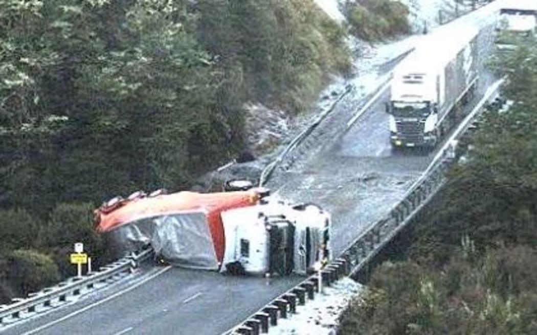 SH1 is closed in the Desert Road after this truck crashed.