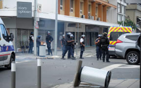 The police intervene to remove the roadblocks