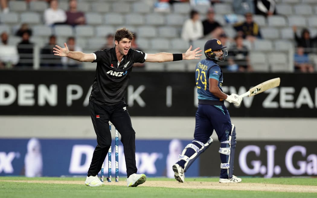New Zealand's Henry Shipley (L) reacts whilst bowling during the first one-day international cricket match between New Zealand and Sri Lanka at Eden Park in Auckland on March 25, 2023. (Photo by DAVID ROWLAND / AFP)