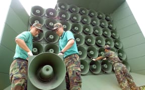 South Korean soldier tear down a battery of propaganda loudspeakers along the border with North Korea in Paju on 16 June 2004. The dismantlement followed an inter-Korean to remove all propaganda materials along the world's last Cold War frontier.AFP PHOTO/ KIM JAE-HWAN / AFP PHOTO / KIM JAE-HWAN