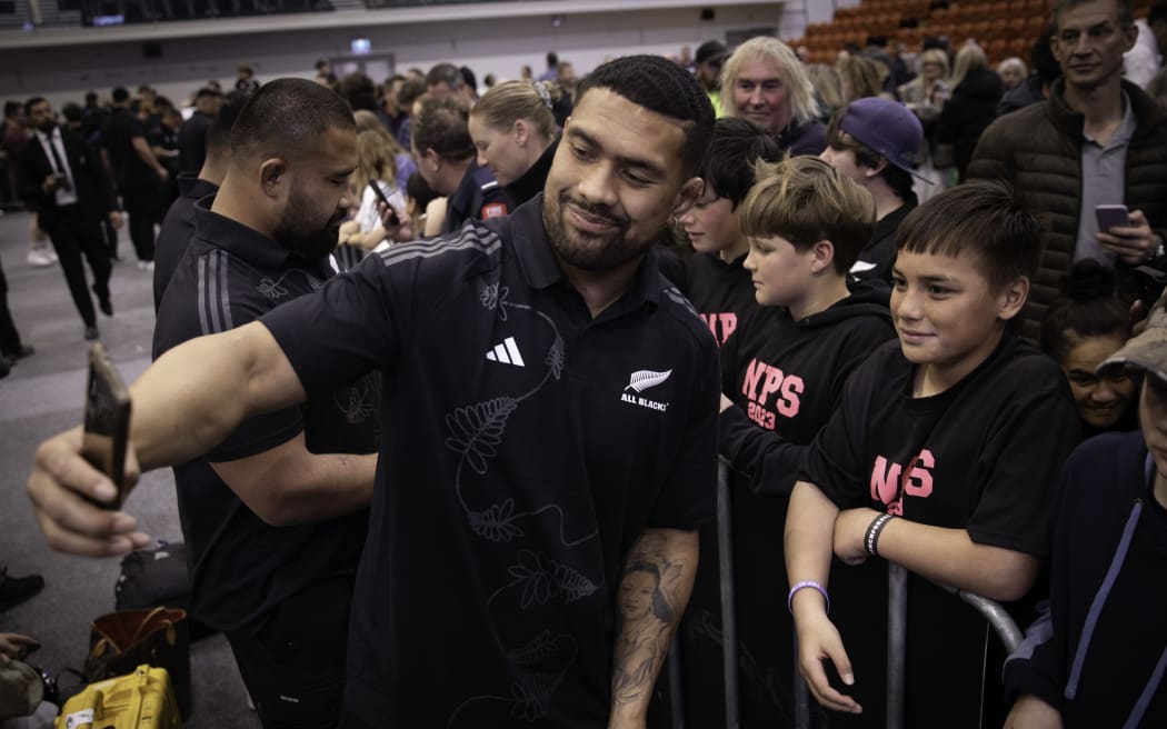 Kids pose for photos with the 2023 All Blacks squad