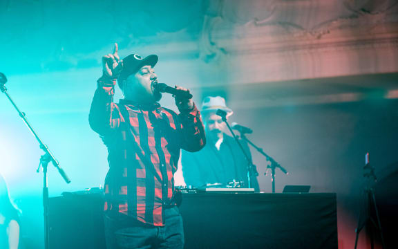 Ché-Fu and the Kratez and the Auckland Philharmonia on the Auckland Town Hall stage.