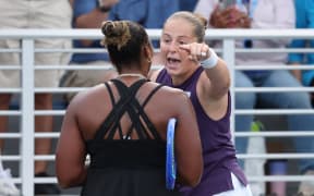 NEW YORK, NEW YORK - AUGUST 27: Jelena Ostapenko of Latvia (R) argues with Taylor Townsend of the United States (L) following their Women's Singles Second Round match on Day Four of the 2025 US Open at USTA Billie Jean King National Tennis Center on August 27, 2025 in the Flushing neighborhood of the Queens borough of New York City.   Clive Brunskill/Getty Images/AFP (Photo by CLIVE BRUNSKILL / GETTY IMAGES NORTH AMERICA / Getty Images via AFP)
