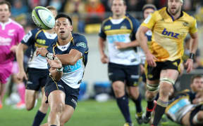 Christian Lealiifano playing for the ACT Brumbies.