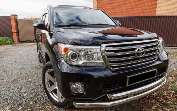 Front view of Toyota Land Cruiser 200.