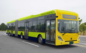 A Geely electric articulated vehicle of the type being procured, with Metlink livery digitally added.