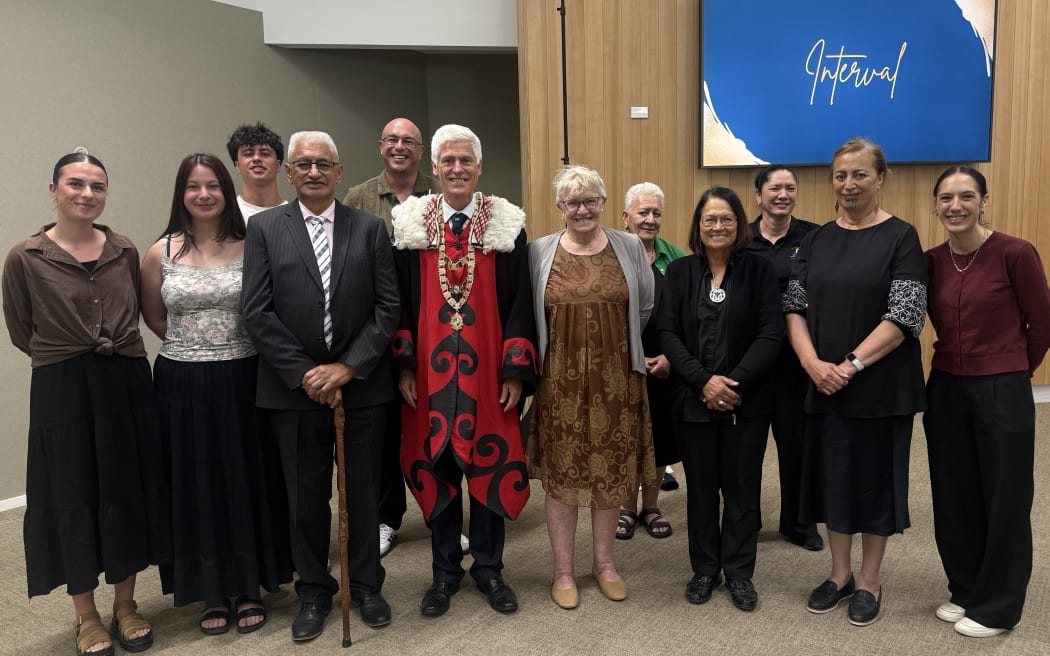 Master Carver Rei Mihaere receieves his tohū for service to the community.