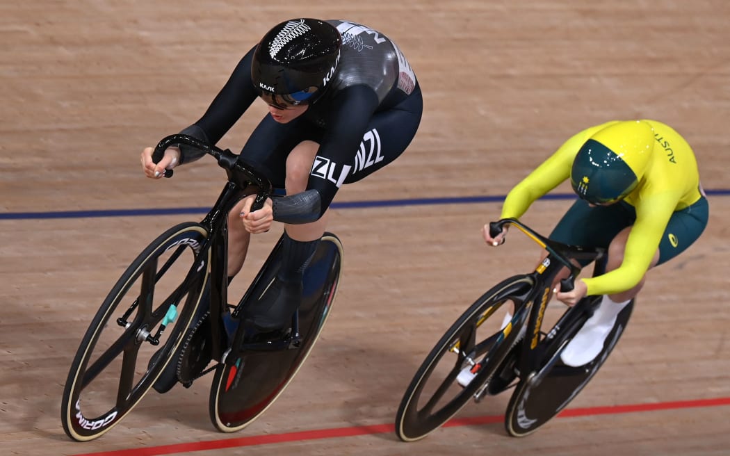 New Zealand's Ellesse Andrews (L) and Australia's Kaarle Mcculloch compete in a heat of the women's track cycling sprint 1/32 finals during the Tokyo 2020 Olympic Games at Izu Velodrome in Izu, Japan, on August 6, 2021. (Photo by Greg Baker / AFP)