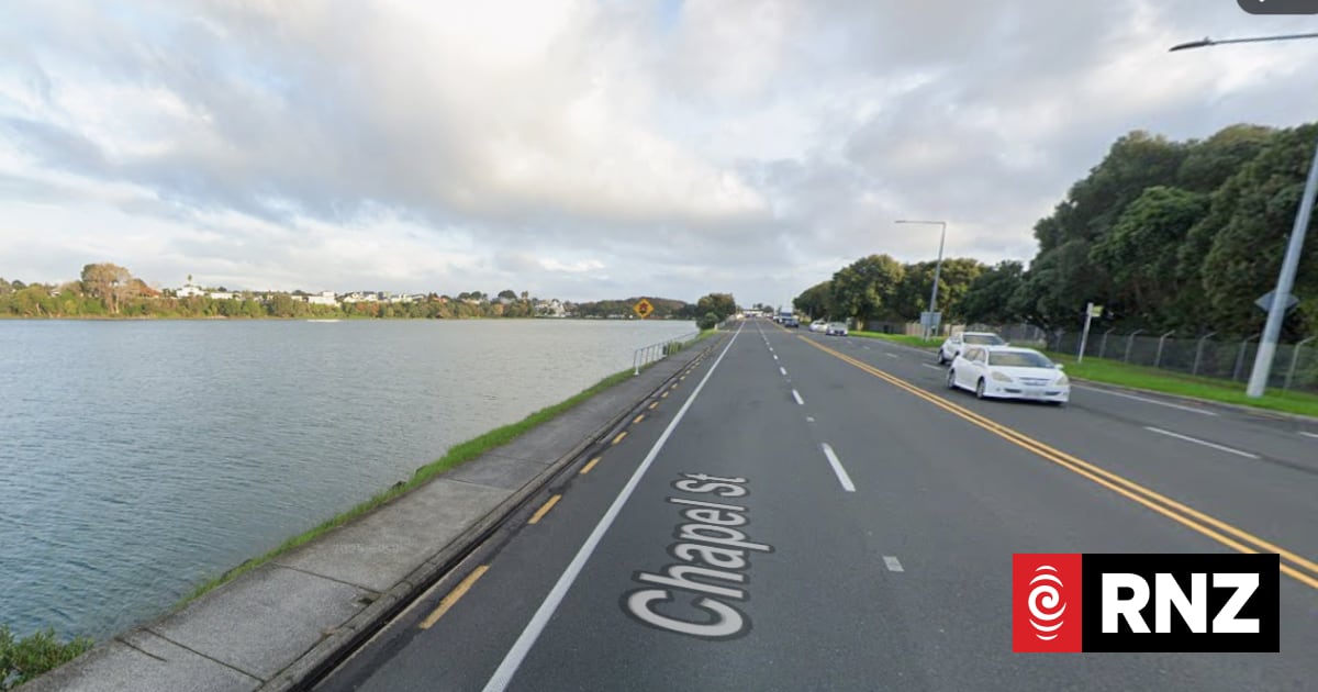 Police dive squad called after car plunges into water in Tauranga