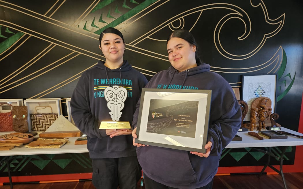 Raukura Chankee-Paea (left) and Meadow Hussey (right) with the Rangatahi award.