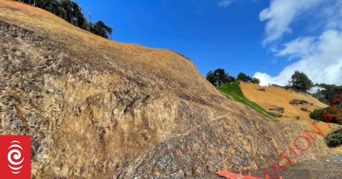 Big slip on SH1 in Brynderwyn due to 'completely unique' soil, report says - Vimarsana News