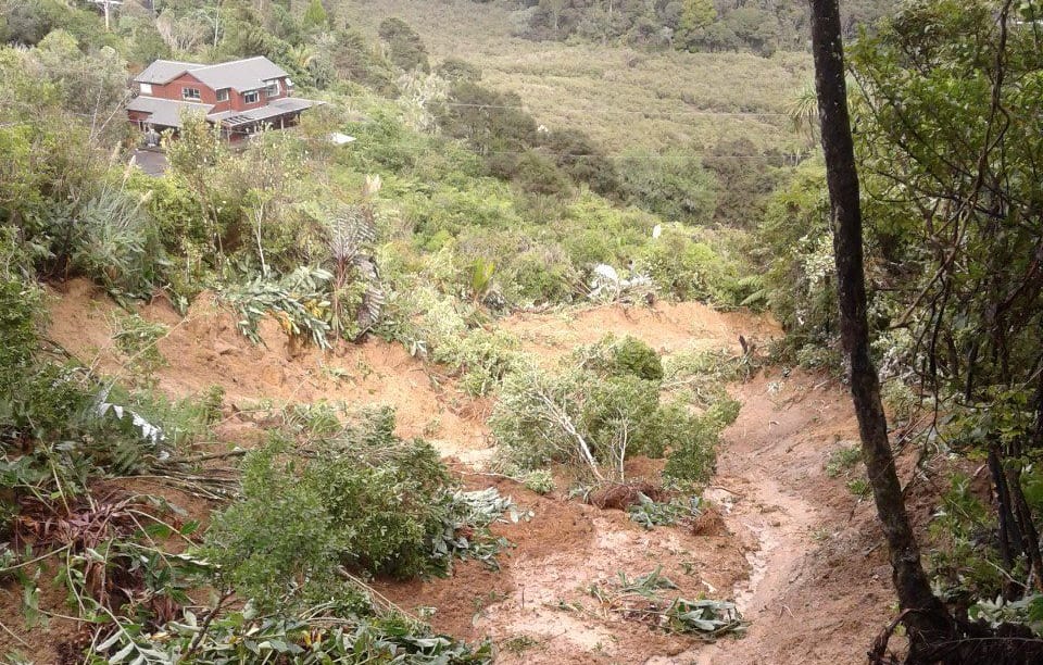 A slip on Landing Road in Titirangi has trapped 16 residents in 5 houses. All the residents are safe, Auckland Civil Defence says.
