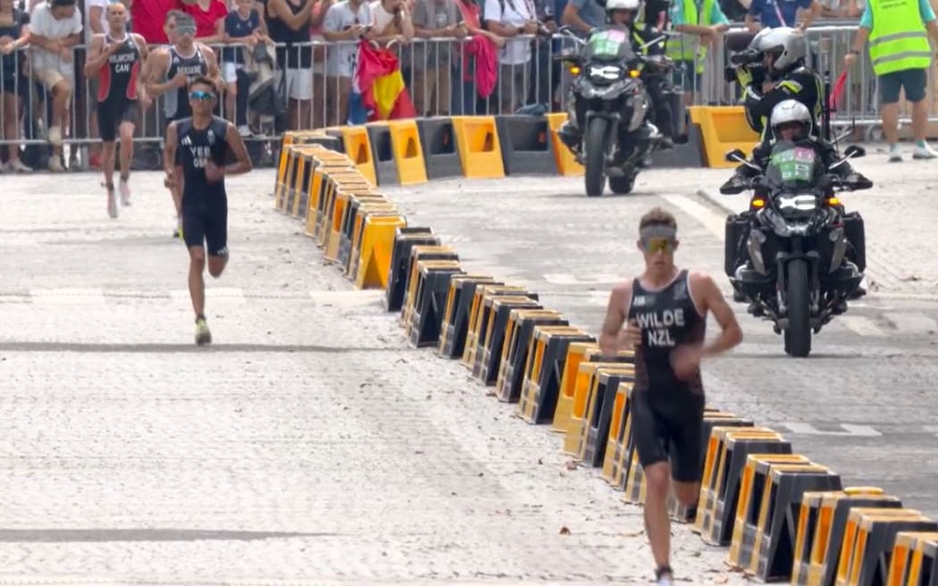 New Zealander Hayden Wilde leads the pack in the men's triathlon at the 2024 Paris Olympics.