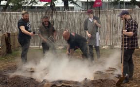Hāngi master Rewi Spraggon in action
