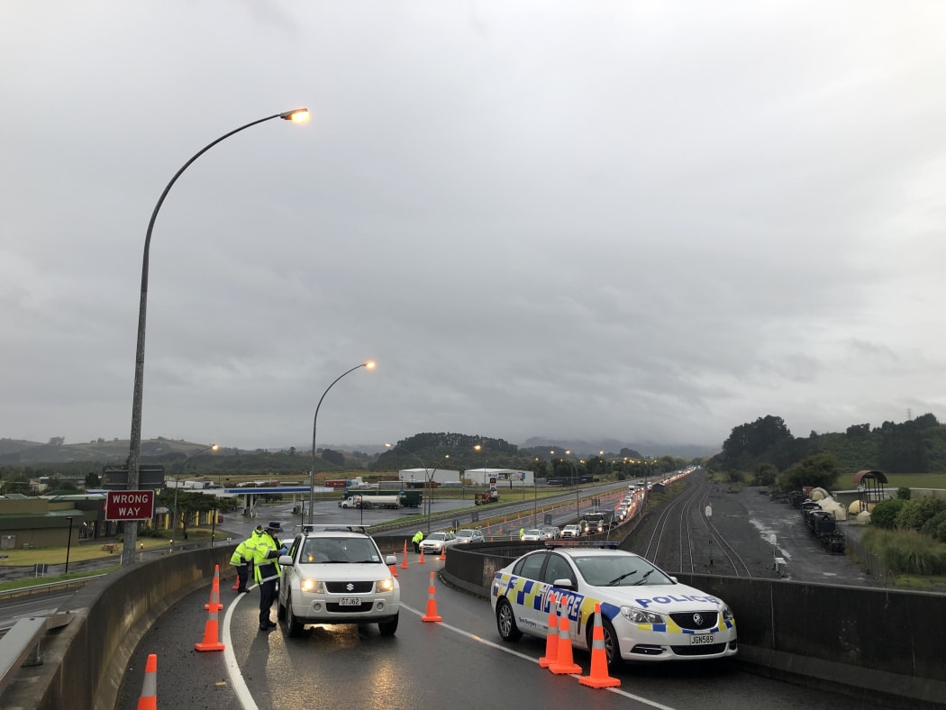 A Covid-19 police checkpoint at the Auckland border at Mercer.
