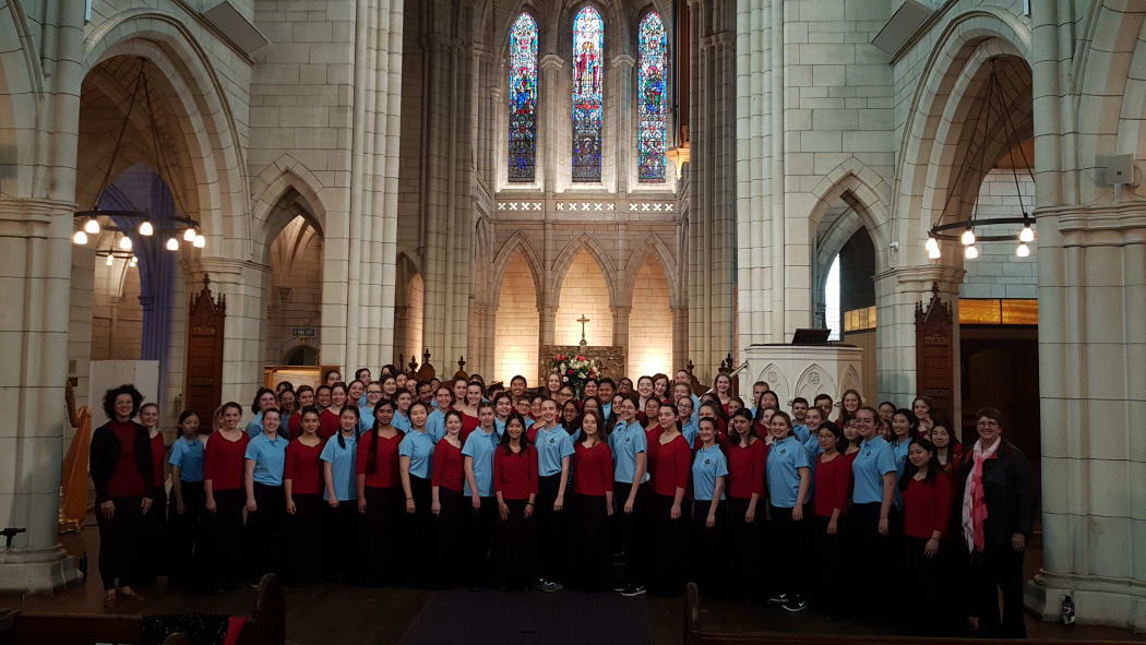 Toronto Children's Chorus (blue) and Cantare (red) with directors Elise Bradley (right) and Fiona Wilson (left)