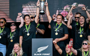 Kennedy Simon and Ruahei Demant of New Zealand lift the trophy for the fans.
New Zealand Black Ferns Thank You Aotearoa - Celebrate #LikeaBlackFern event at Te Komititanga Square, Auckland, New Zealand on Sunday 13 November 2022. Mandatory credit: Alan Lee / www.photosport.nz