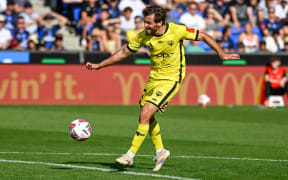 Francisco Geraldes of Wellington Phoenix takes a shot at goal.