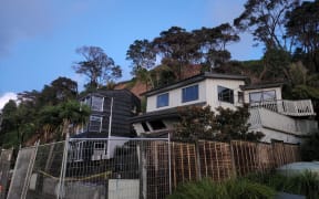 A home on Scenic Drive in West Auckland's Swanson Road is collapsing after more bad weather caused further damage. The road is closed and people are asked to avoid the area.