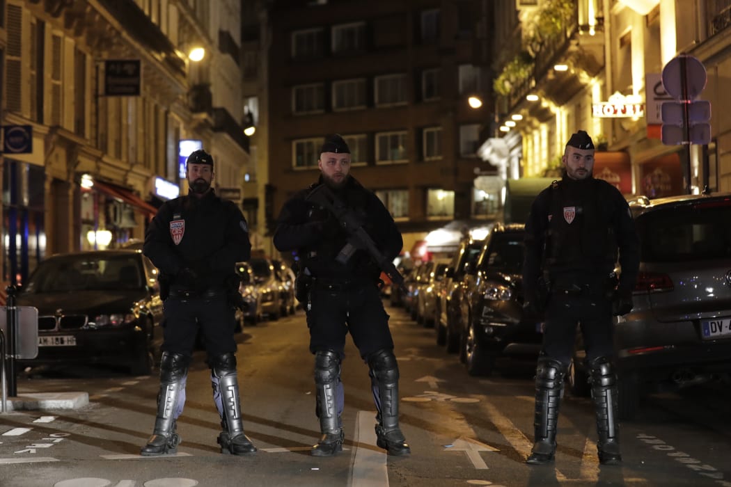 Policemen stand guard in Paris centre after one person was killed and several injured in a knife attack in Paris on May 12, 2018. 
The assailant was killed by police. / AFP PHOTO / Thomas SAMSON