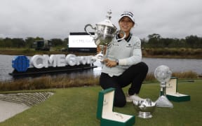 NAPLES, FLORIDA - NOVEMBER 20: Lydia Ko of New Zealand poses for a photo with the Vare Trophy, the Rolex Player of the Year trophy and the CME Globe trophy after winning the CME Group Tour Championship at Tiburon Golf Club on November 20, 2022 in Naples, Florida.   Douglas P. DeFelice/Getty Images/AFP (Photo by Douglas P. DeFelice / GETTY IMAGES NORTH AMERICA / Getty Images via AFP)