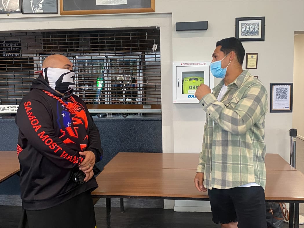 Pasifika sporting legends David Tua and Roger Tuivasa-Sheck catch up at vaccination launch.
