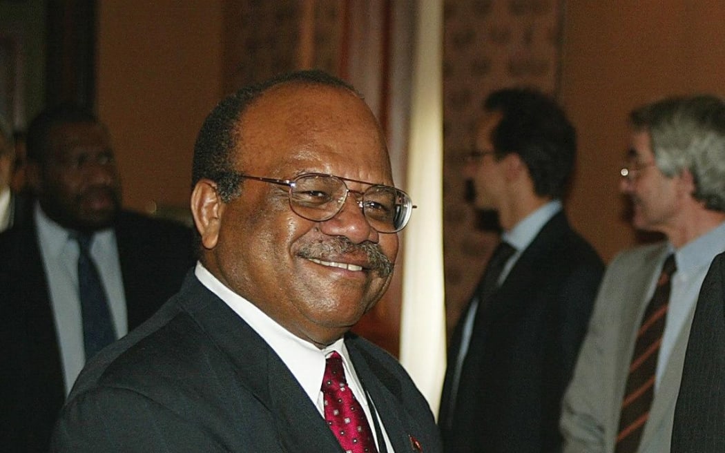 Australian Foreign Minister Alexander Downer (R) welcomes Papua New Guinean Foreign Minister Sir Rabbie Namaliu (L) to bilateral talks at Government House in Sydney, 15 March 2004. Australia is demanding immunity for 230 police being sent to PNG to fight crime and corruption in the former Australian colony. Australian police and soldiers received a similiar immunity when they were sent to restore law and order in the Solomon Islands in 2003.  AFP PHOTO/Torsten BLACKWOOD (Photo by TORSTEN BLACKWOOD / AFP)