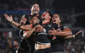 Anthony Gelling celebrates his try against the Dragons.