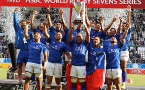 Samoa lift the Cup at the Paris Sevens.