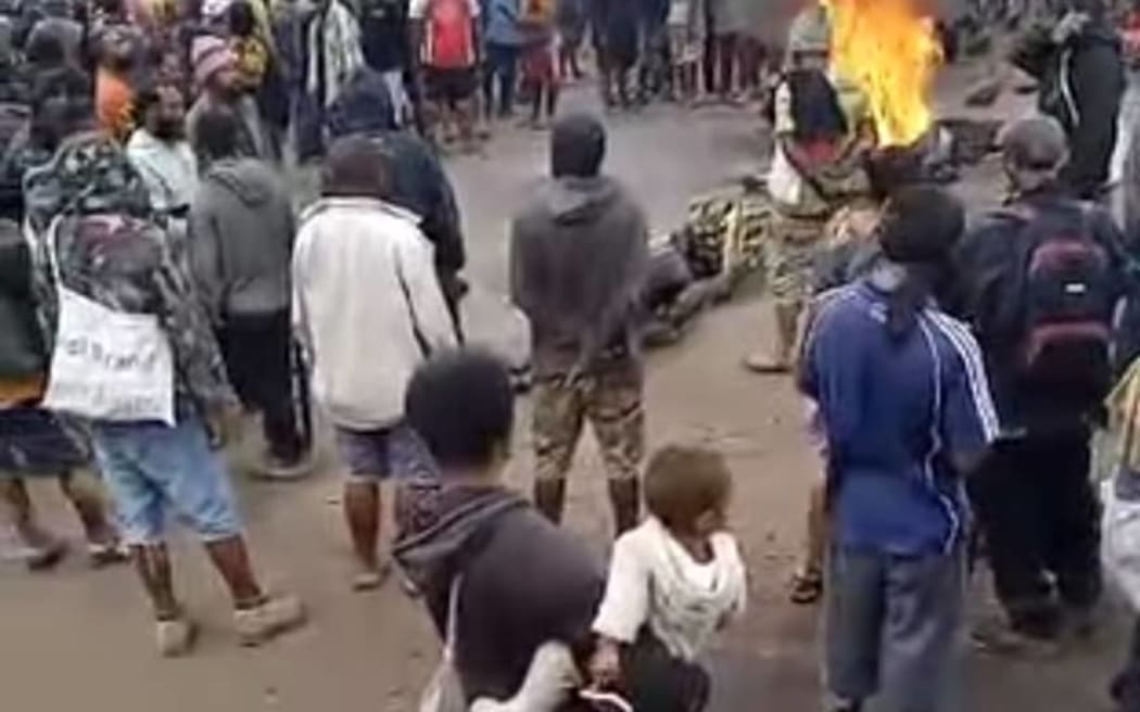 Relatives of a policeman killed in Mendi several weeks ago have blocked off the Highlands Highway outside of Goroka.