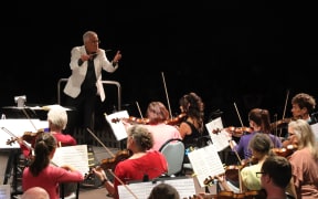 Rupert D'Cruze conducts the Trust Waikato Symphony Orchestra