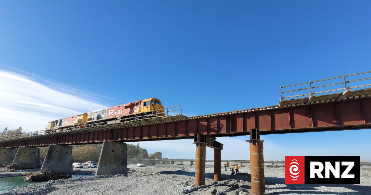 Rail bridge reopened after floods left it sagging | RNZ