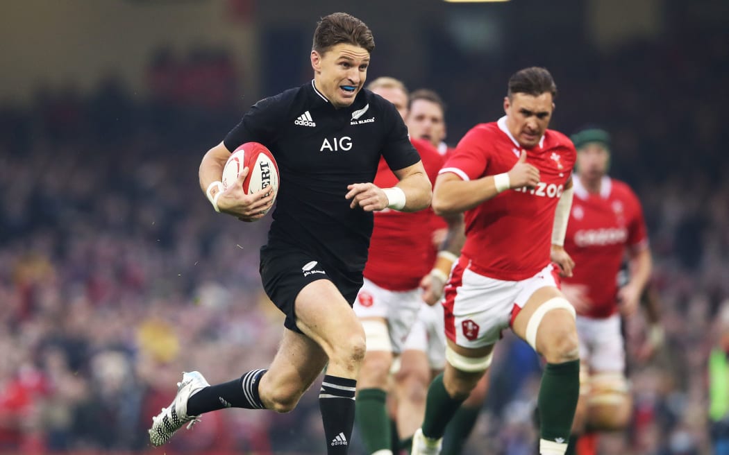 Beauden Barrett runs in a try