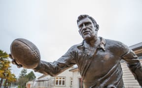The Colin Meads statue in Te Kuiti.