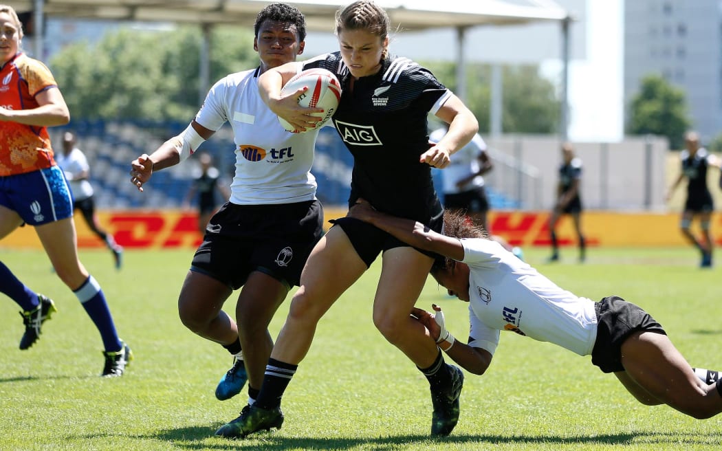 Michaela Blyde of New Zealand charges against the Fiji defence.