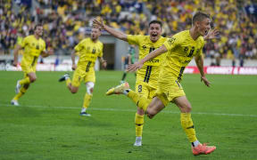 Clayton Lewis (right) and Phoenix teammates celebrate