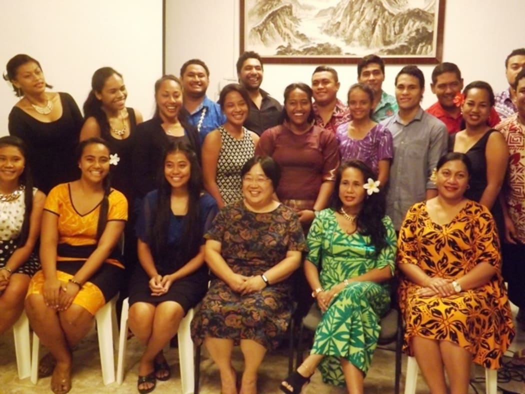 China's ambassador in Samoa, Madame Li Yanduan, with students from Samoa.