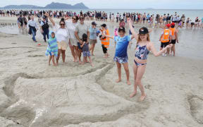 The Waru and Hay families from Waipū celebrate finishing their manta ray.